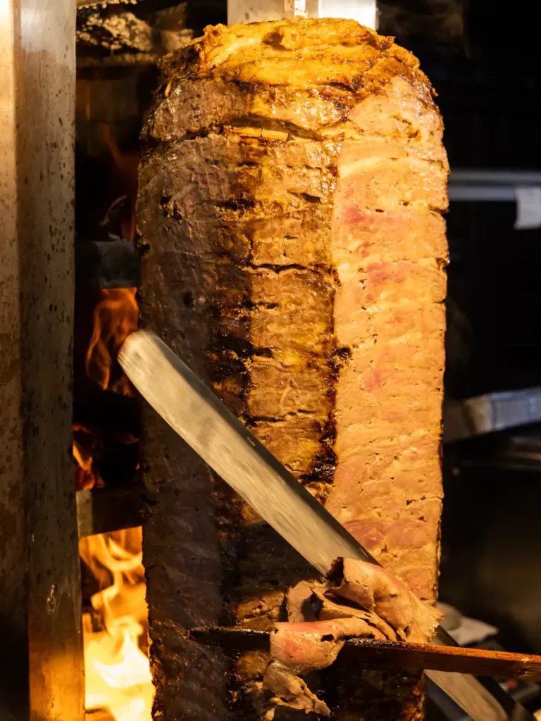 Broche de döner kebab en cuisson