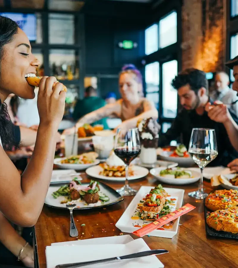 Clients partageant un repas