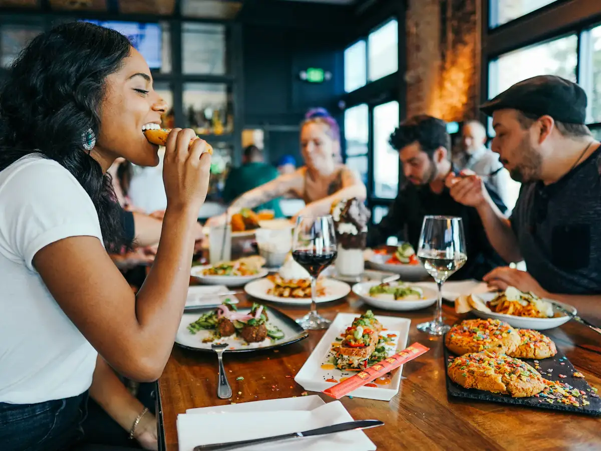 Clients partageant un repas