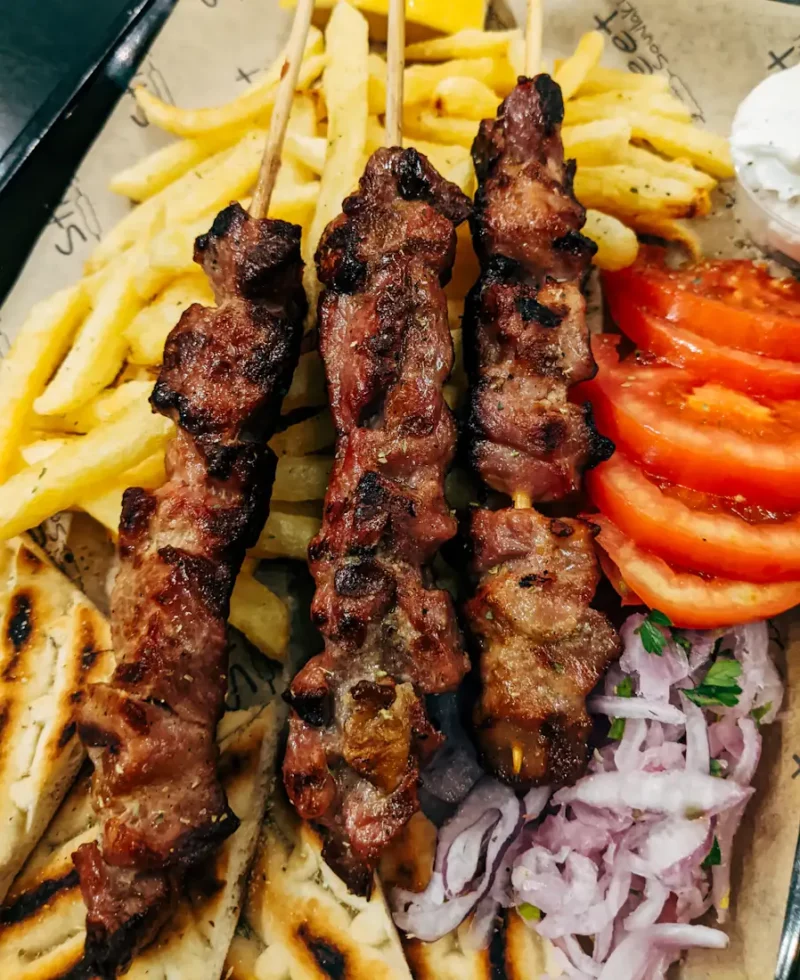 Brochettes grillées, frites et crudités